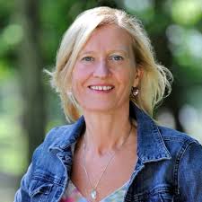 Warum jetzt? Diese Frage höre ich gerade öfters von Soloselbstständigen.  Bei vielen wirbelt es grad einiges in ihrem Business auf und durcheinander.  Und zwar so heftig, dass kein Stein auf dem… |