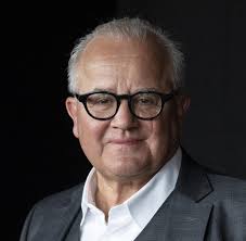 Nach der niederlage gegen leverkusen am wochenende machen sich unter fans des fc schalke 04 langsam erste zweifel breit, ob ihr verein am ende wirklich die meisterschale holt. Vor Dem Revierderby Schalke Fans Sturmten Offenbar Das Mannschaftshotel Welt