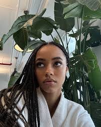 Daisy Oh's Instagram, Twitter & Facebook