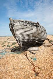 Abandon De L Epave De Bateau De Peche En Bois Sur La Plage Contre Le Ciel Bleu Bateaux De Peche Bateau Vieux Bateaux