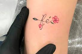 Tatuagens Pequenas E Delicadas 100 Modelos Tatuagens Ideias Ha tatuagens femininas para todos os gostos e estilos, desde as delicadas ate as mais ousadas. tatuagens pequenas e delicadas 100