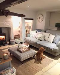 This little living room has all the basics of cottage style: ð'´ð'¨ð'¹ð'°ð'¨ ð'·ð'¬ð'»ð'¨ð'³ ð'·ð'¹ð'°ð'´ð'¹ð'¶ð'ºð'¬ Petal And Primrose Instagram Photos And Videos Cottage Living Rooms Cosy Living Room Living Room Decor Country