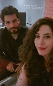 Serkan insieme alla costumista del nuovo film che stanno incominciando a  girare