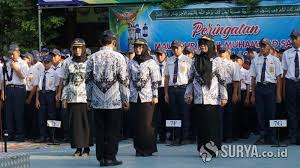 Membuat kartu ucapan untuk hadiah hari guru. Peringati Hari Guru Nasional Di Lamongan Siswa Spontan Beri Hadiah Kejutan Ke Para Guru Surya
