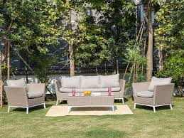 Salon de jardin en imitation résine tressée 4 personnes avec coussins assises. Salon De Jardin Mombasa Resine Tressee Verre Trempe Canape 3places 2fauteuils Table Basse