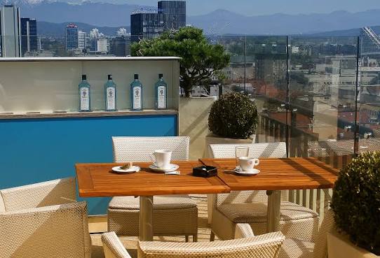 Banco de imagens : mesa, café, arquitetura, Villa, casa, Visão, varanda,  copo, quintal, propriedade, apartamento, design de interiores, ensolarado,  Cadeiras, terraço, pátio, Estado, Panorama da cidade, gastronomia,  condomínio, imobiliária, Vista da cidade,