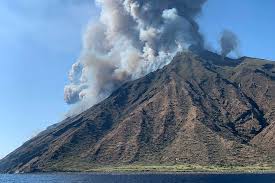 Eruption 2011) и eruption i can't stand the rain (4 hits: Stromboli Clears Up Ash After Deadly Volcano Eruption