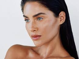 Bonnie Mueller's Instagram, Twitter & Facebook