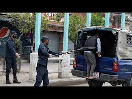 In indien setzt die polizei die ausgangssperre durch. Polizei In Nepal Benutzt Abstandhalter Wegen Corona Krise Youtube