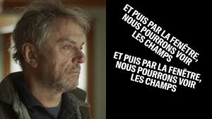 ET PUIS PAR LA FENÊTRE, NOUS POURRONS VOIR LES CHAMPS