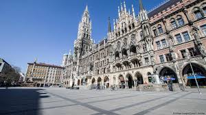 Fuentes de moncloa matizaron a este periódico que no se levanta 'ahora' el toque de queda y que en el briefing informativo del pasado domingo ya se dijo que sería así. Coronavirus Estado De Emergencia Confinamiento Toque De Queda Alemania Dw 20 03 2020