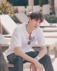 ทอยทอย หรือ ธนภัทร ชนะกุลพิศาล เริ่มเป็นที่รู้จักจากวงการบันเทิงด้วยการเล่นซีรีส์วาย why r u the series โดยรับบทเป็นเพื่อนของนักแสดงนำ. Wqjujpyihmxswm