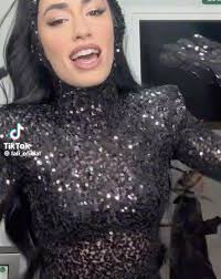 🤍 Hoy les traigo un breve cómic inspirado en un fragmento del documental  de Estela Bravo, “¿Quién soy yo?, donde vemos a Estela De Carlotto  conversando con jóvenes estudiantes en la universidad.