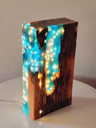 This beautiful swirl table lamp has a body with a white exterior and an interior lining of gold leaf that sits atop a crystal base. Resin Table Lamp Urban Style