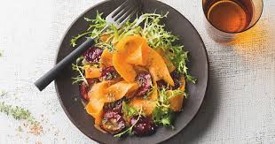 Dieser Salat Mit Roh Mariniertem Kurbis Vereint Alle Geschmacker Fruchtig Susse Ofenpflaumen Cremig Wurzige Sesampaste Und Saurer Zitrone Salat Mit Kurbissalat Und Salat