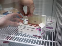 Las pruebas de la vacuna contra el coronavirus que desarrollan la farmacéutica astrazeneca y la universidad de oxford fueron puestas en pausa por precaución. Csmp3iuojrva6m