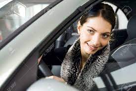 車の窓から覗くきれいな女性の写真素材・画像素材 Image 8393501