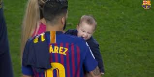 Der stürmer uruguay beißt sich buchstäblich in die gegner. Luis Suarez Sein Sohnchen Beisst Bereits Zu