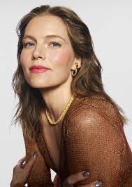 Danielle Redman's Instagram, Twitter & Facebook