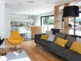 Une Maison Contemporaine A Moigne 35 Decoration Salon Gris Et Jaune Decoration Salon Jaune Salon Gris Et Jaune