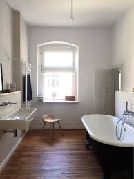 Superschones Minimalistisches Badezimmer Mit Freistehender Badewanne Und Gepflegtem Holzboden Berlin Badez Badezimmer Holzboden Badezimmer Schone Badezimmer