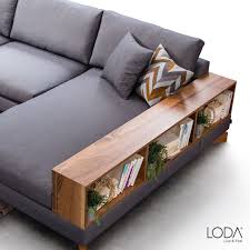 Tasarimlarimizi Konforlu Detaylar Ile Tamamlamayi Cok Seviyoruz Siz Comodo Kose Koltugunuzun Kitapligini Hangi Objeler Ile Sergilerdiniz Furniture Sofa Couch