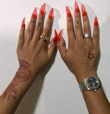 Epingle Par Karina Jimenez Sur Claws Tatouages Subtils Tatouage Main Rihanna Tatouage Afro