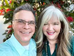 South Florida #smiles! Hope you've had some great holiday time off too!  #soflo #smile #pics #family #warm #pompanobeach #greyhair #greatweather  #green #terquoise #flowers @sharoncastles @news9