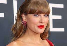 Taylor Swift Poses With Fans Who Got Married Outside Her Concert, Because  She's The Best — PHOTOS