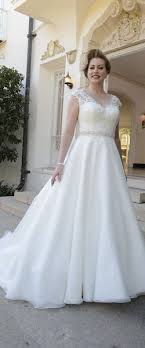 Suchen sie in stockfotos und lizenzfreien bildern zum thema vintage hochzeitskleid von istock. Gefunden Bei Happy Brautmoden Brautkleid Hochzeitskleid Edel Elegant Romantisch Venus Bridal Fliessend Kleid Hochzeit Brautmode Kurvige Hochzeitskleider