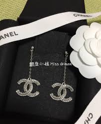 Chanel 香奈兒 chanel 香奈兒 chanel,hermes,rolex,lv等名牌包包手錶錢包,請找「 brandoff品牌折扣taiwan台灣 」比其他商店更優惠的折扣價格,盡情購物的線上二手品牌批發專門店 黑色logo 珍珠耳環 chanel 八成新 黑色logo 珍珠耳環 店舖售價5,980 元 網路優惠價 5,980 元. Chanel æ˜¥å¤æœ€æ–°æ¬¾åž‚åŠå¼cc Miss Ginza Boutique éŠ€åº§å°å§japanä»£è³¼ç¶² Facebook