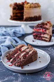 Przepyszny Tort Czekoladowy Z Czekoladowym Kremem I Wisniami Zachwyci Kazdego Recipe Food Desserts Fun Desserts