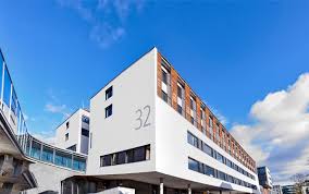 „das haus 32 bietet den chirurgen ein optimales umfeld, um ihre kompetenzen noch besser ausspielen und weiter ausbauen zu können, so eine sprecherin. Stationen Deutsch