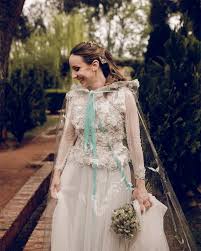 Las bodas con lluvia pueden ser románticas y tener mucho estilo. El Vestido De Novia Con Chubasquero De Esta Influencer Que Ha Conquistado Instagram Es La Salvacion De Las Bodas Con Lluvia