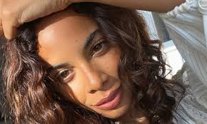 Eamonn holmes likes tweet criticising rochelle humes on this morning. Rochelle Humes Pregnancy News Photos From The Saturday S Singer