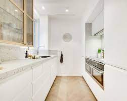 Une variété de nuances de blanc et un motif veiné unique dans chaque cas facilitent la création d'un design de cuisine exclusif. Cuisine Blanche 40 Photos Pour Mettre Du Blanc Dans Sa Cuisine Cote Maison