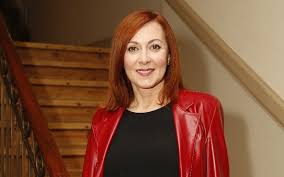 Após as gravações da série da sic, golpe de sorte, terem chegado ao fim, a atriz viajou com. Maria Joao Abreu Corta O Cabelo A Rapaz E Os Fas Adoram Ate A Faz Mais Jovem Vip Pt