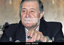 Le Secrétaire général d'Interpol, Raymond Kendall répondant aux questions  des journalistes Photo Stock