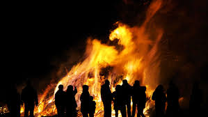 En chile, se tiene la creencia de que recibirás buena suerte si, durante la noche de san juan, sales a la puerta de tu casa e invitas a la primera persona 5. Noche De San Juan Por Que Se Celebra Y Cuales Son Los Rituales Ccnesnoticias