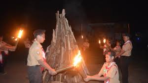 Kobaran yang hangat dan seru dari api unggun akan memberikan rasa relaks bagi semua orang di sekitarnya. Api Unggun Telah Menyala