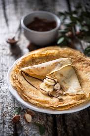 Crepes A La Banane Noisettes Et Sauce Pralinee Crepe Banane Alimentation Recette