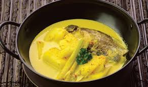 Potong nenas kecil2.rebus dengan sedikit air.masukkan santan dan semua bahan.masak hingga mendidih. Resepi Gulai Ikan Masin Dengan Nanas