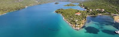 Jedinečnosť chorvátska spočíva v rozmanitosti jadranského pobrežia, množstve pláži a zálivov, pohodovej atmosfére, skvelej kuchyni. Apartmany Izby Domy Ubytovanie Chorvatsko Adriatic Hr