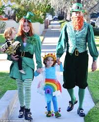 Alyson Hannigan Dresses As A Leprechaun For Family Halloween Outing Irish Halloween Costume Leprechaun Costume Cute Halloween Costumes
