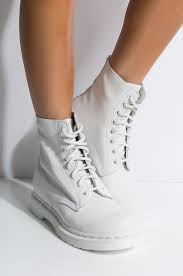 Esto quiere decir que podrás inclinarte por unas de estilo las marcas más top ¡solo para ti! 20 Pares De Tenis Y Botas Perfectos Para El Dia De Tu Boda