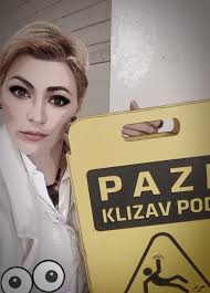 Rugala se sova sjenici...