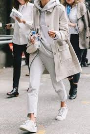 Court femme noir boutique trench femme paris trench beige foncé femme trench cuir cognac femme trench femme xanaka trench. Tenue Trench Beige Sweat A Capuche Gris Pantalon De Jogging Gris Baskets Basses En Cuir Blanches Mode Mode Vetement Mode Urbaine