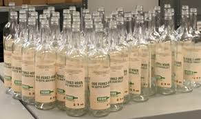 Sculpture réalisée par un artiste confirmé. Nouvelle Operation De Signature Pour La Consigne Sur Les Bouteilles De Vin Et Spiritueux