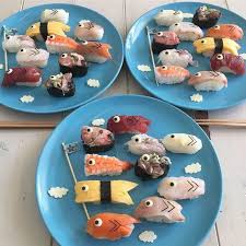 スーパーのパック寿司や回転すしのお持ち br 帰り寿司に簡単にデコレーションするだけで br 可愛い鯉のぼりを作れます 寿司 食品アート 寿司アート