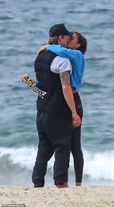 Kelly gale 2017 si swimsuit photos. Kelly Gale Und Joel Kinnaman Pack Auf Dem Pda Beim Gehen Rettungshunde In Los Angeles Aktuelle Boulevard Nachrichten Und Fotogalerien Zu Stars Sternchen